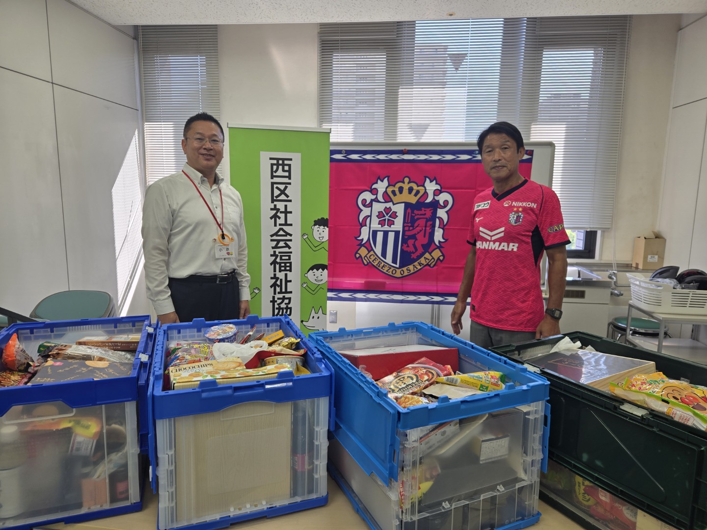 8・9月のホームゲームで実施した「フードドライブ」の食品を寄贈しま